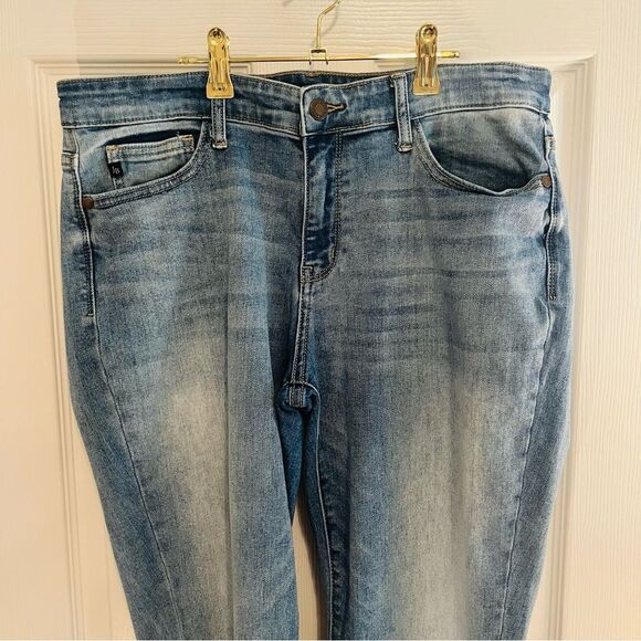 Judy Blue Cropped Jeans with Vintage Wash - Picture 2 of 6